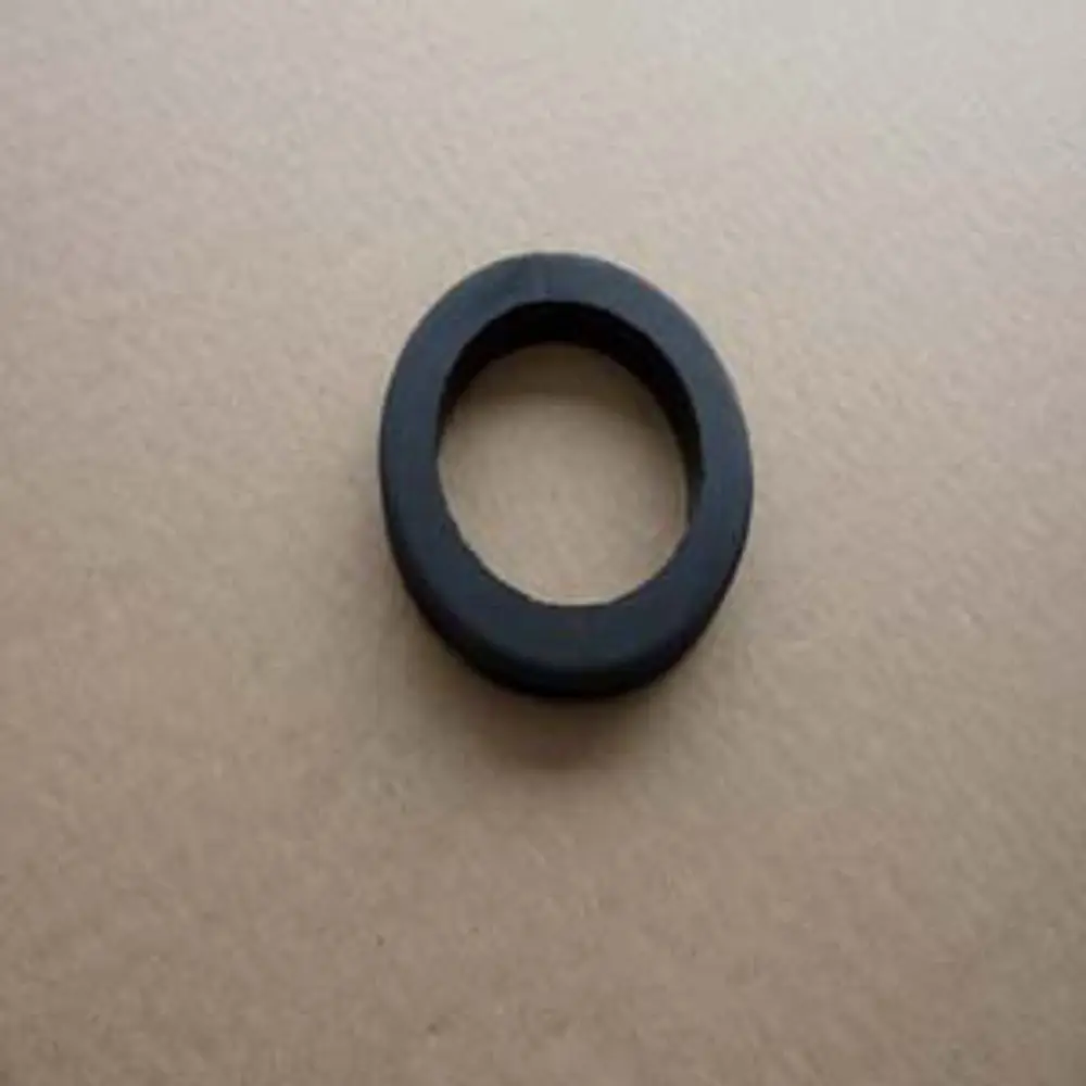 Schwarze Dichtung auf einer flachen Oberfläche. Das Produkt stammt von Remeha und hat eine ringförmige und flache Form.